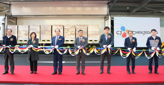 강신호 CJ제일제당 식품사업부문 대표(가운데)와 김근영 식품생산본부장(왼쪽 세번째), 손은경 식품마케팅본부장(왼쪽 두번째) 등 주요 경영진이 기념촬영을 하고 있다.   CJ제일제당 제공